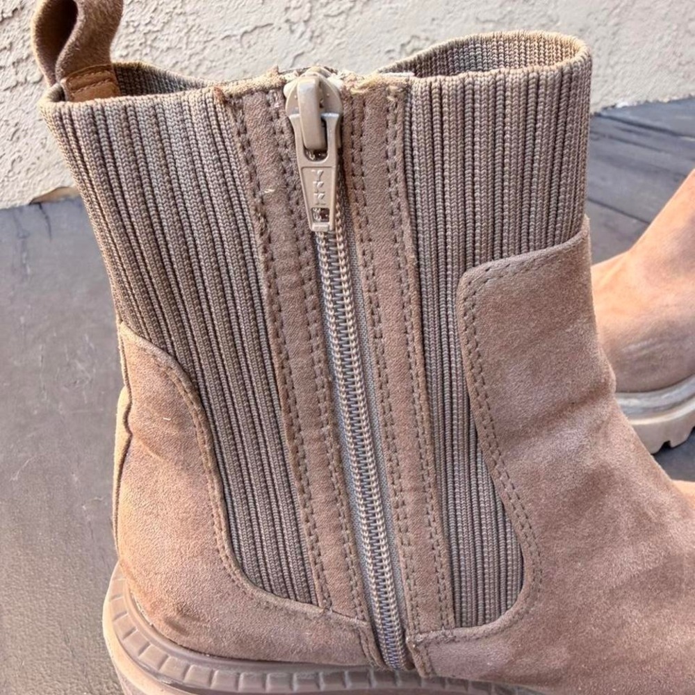 Tan suede Chelsea boots with chunky sole. - Picture 2 of 7